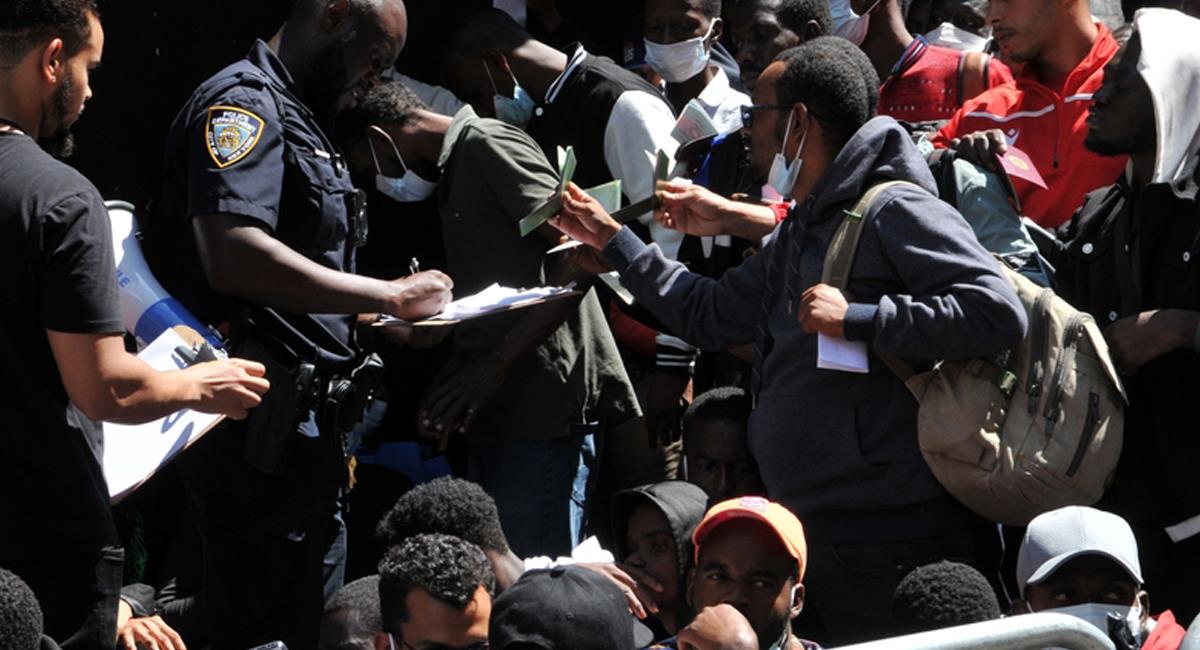 Inmigrantes indocumentados esperan que las autoridades de EE.UU. definan su suerte. Foto: Shutterstock