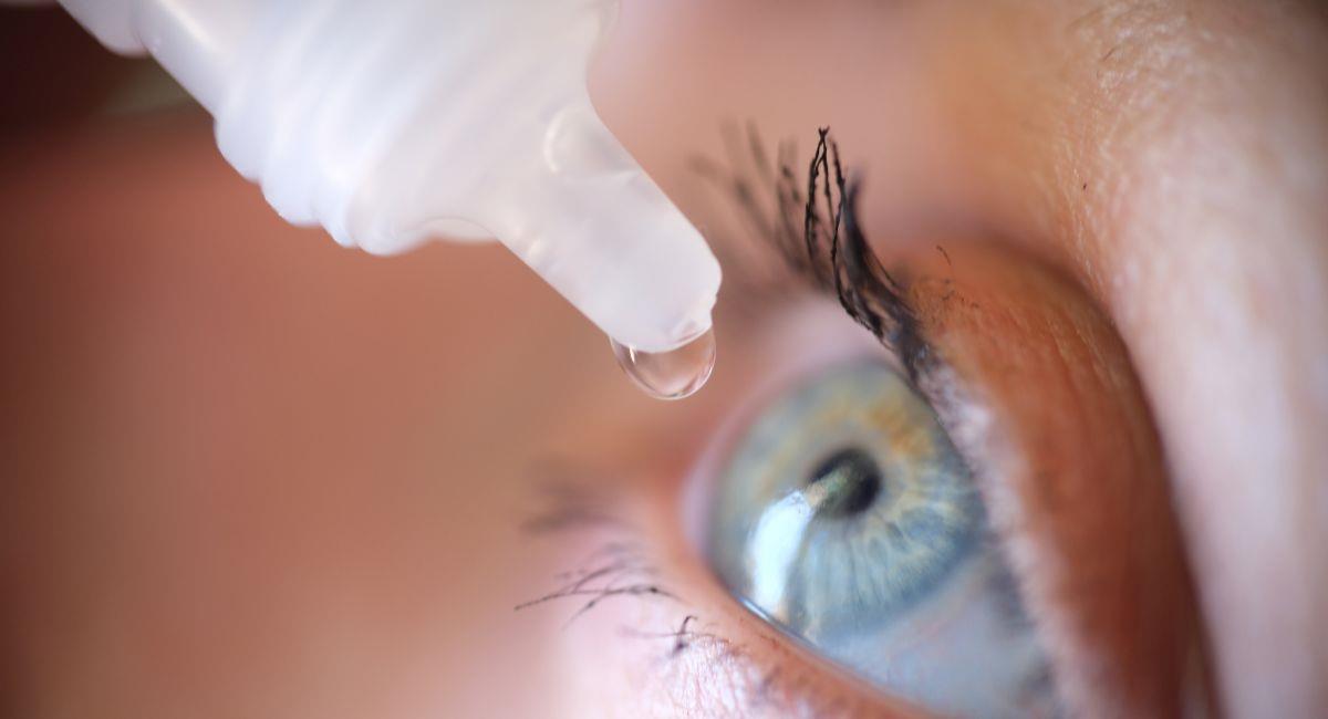 Mujer usó pegante de uñas como gotas para los ojos y terminó hospitalizada. Foto: Shutterstock