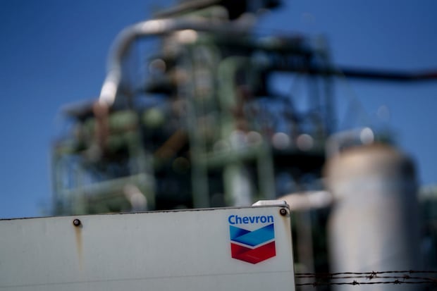 Une raffinerie Chevron dans la seconde, Californie. Photographe: Eric Thayer / Bloomberg
