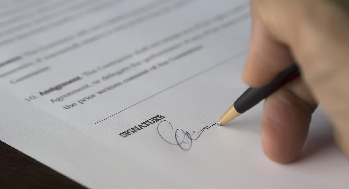 El reconocimiento de firma es uno de los trámites más frecuentes en consulados colombianos en EE.UU. Foto: Pixabay