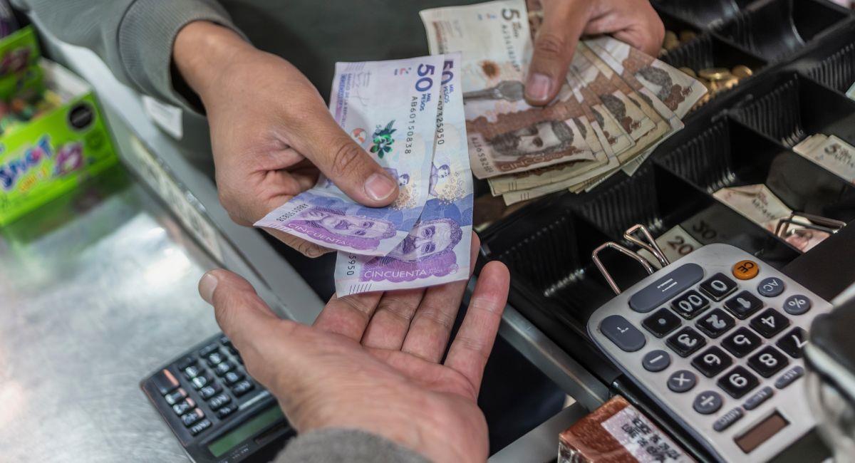 Mucho cuidado al momento de pagar una transacción en efectivo. Foto: Shutterstock NelsonHache