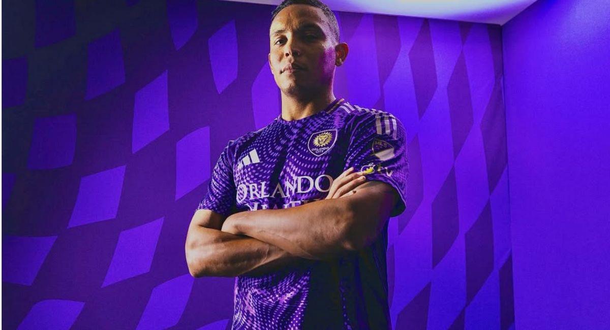 Luis Muriel  con la nueva camiseta del Orlando 2025. Foto: Instagram @luisfmuriel9
