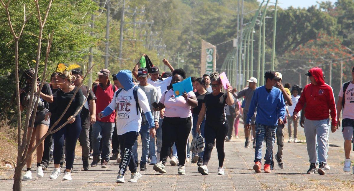 Grupo de latinos indocumentados en una caravana migratoria hacia los EE.UU. Foto: EFE