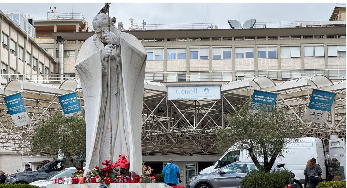 Ciudad del Vaticano, velas y flores han dejado devotos en la estatua de su antecesor el Papa Juan Pablo II. Foto: EFE
