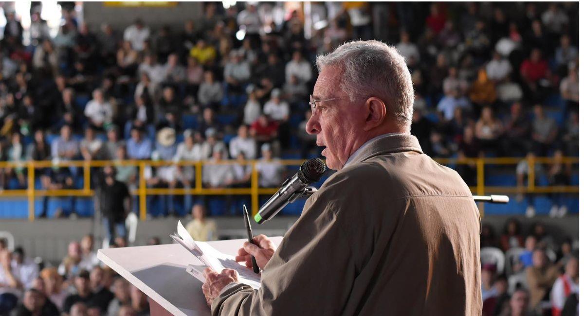 Uribe cuestionó los puntos más polémicos de la reforma, como el aumento de los recargos nocturnos y festivos. Foto: Facebook Álvaro Uribe Vélez