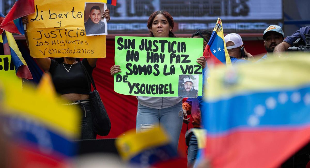 Familiares de venezolanos deportados por Donald Trump a El Salvador protestan. Foto: EFE