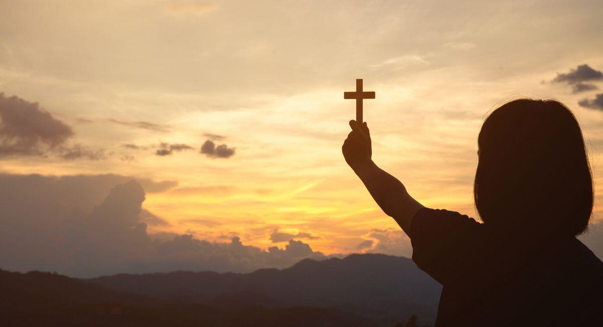 Oración para encontrar fortaleza y superar el dolor de una ruptura amorosa. Foto: Shutterstock