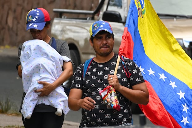 Deux immigrants vénézuéliens essayant d'atteindre les États-Unis après avoir fumé la crise économique de leur pays d'origine (photo: AFP)