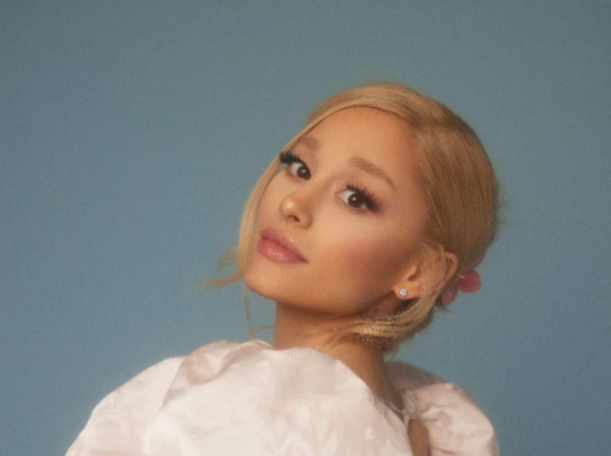 Ariana Grande met en évidence le pouvoir des souvenirs dans un nouvel arian court-up