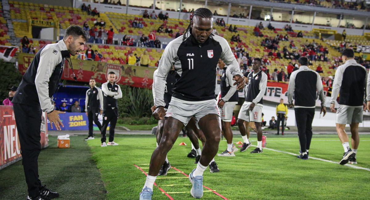 Hugo Rodallega respaldó el proceso del entrenador Jorge Bava. Foto: Twitter @SantaFe