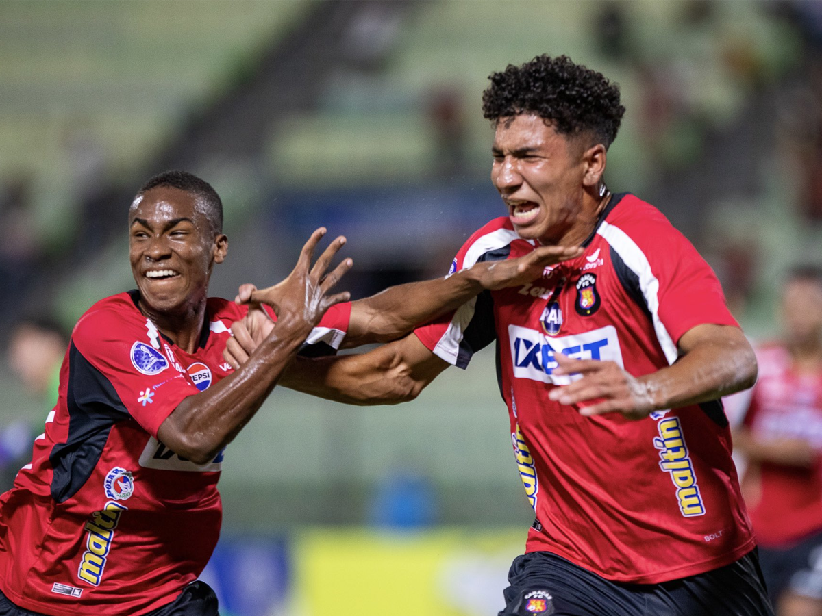 José Alexander Rondón. (der.) (Foto: @Caracas_FC)
