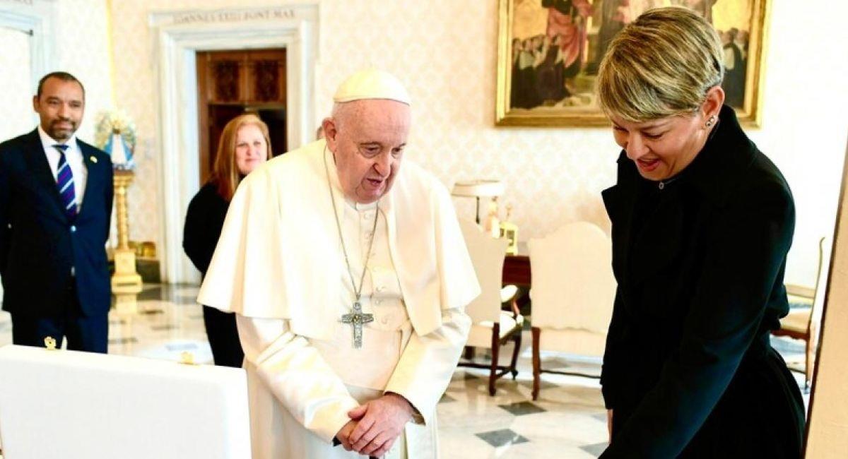 Verónica Alcocer y Sarabia preparan sus mejores pintas para el funeral del papa Francisco. Foto: Twitter @infopresidencia