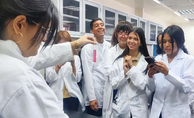 Les étudiants se joignent à la voie scientifique du National Center for Chemical Technology