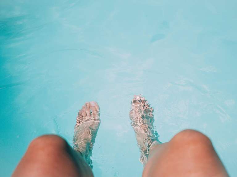 Pieds heureux en vacances
