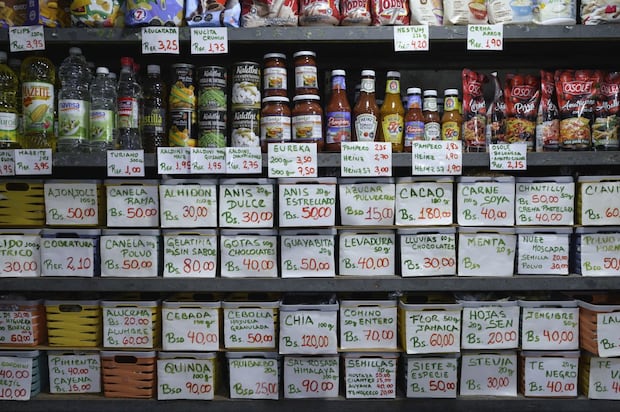 Prix indiqués dans la monnaie locale sur un marché de Caracas, en avril 2025. Source: Bloomberg