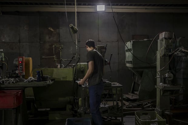 Les travailleurs d'une usine de produits en acier à Caracas en avril 2025.