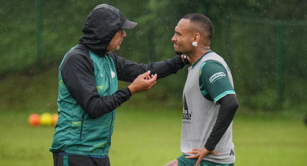 El DT del Deportivo Cali, Alfredo Arias, charla con el jugador Jarlan Barrera. Foto: Twitter @AsoDeporCali
