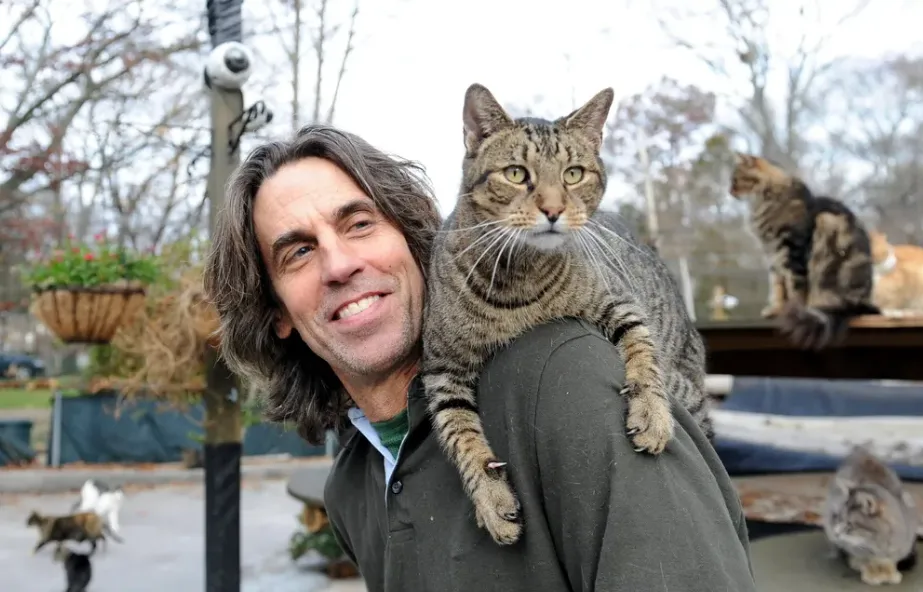 Chris Arsenault a livré sa vie à des chats dans son refuge
