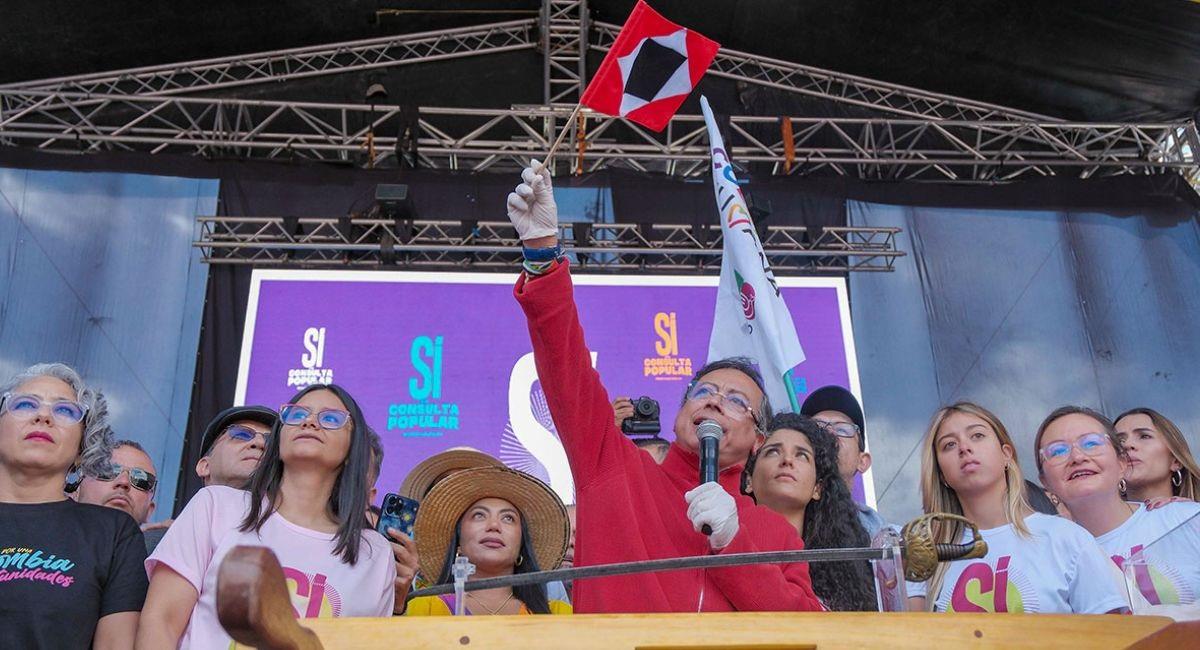 Petro ondea la bandera de “libertad o muerte” en defensa de su consulta popular. Foto: Presidencia