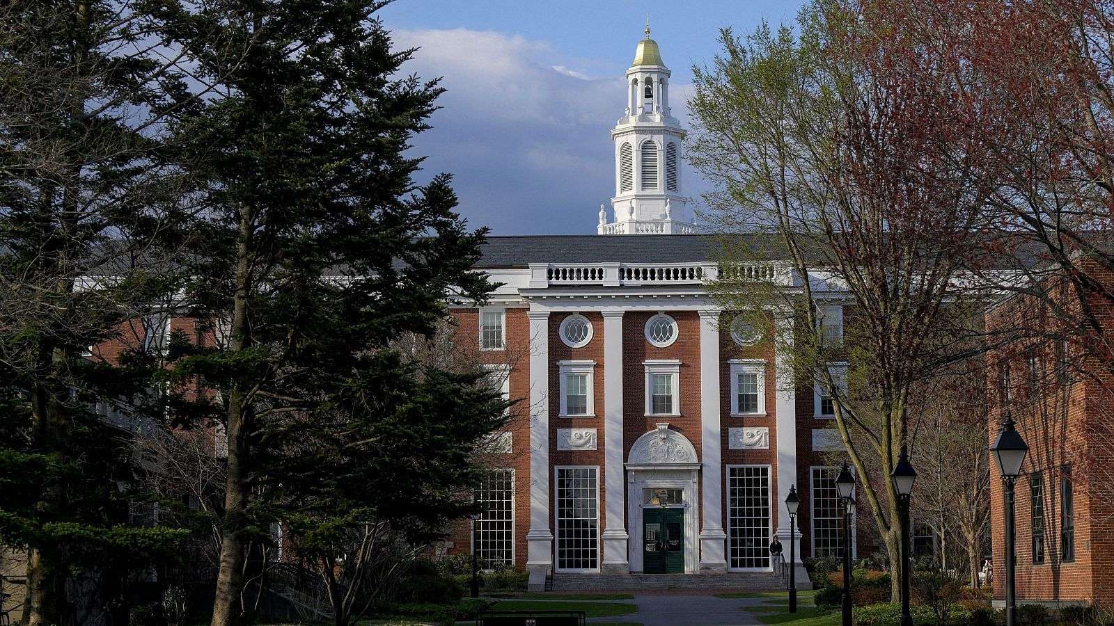 Harvard demande à Trump pour avoir interdit l'enregistrement des étrangers