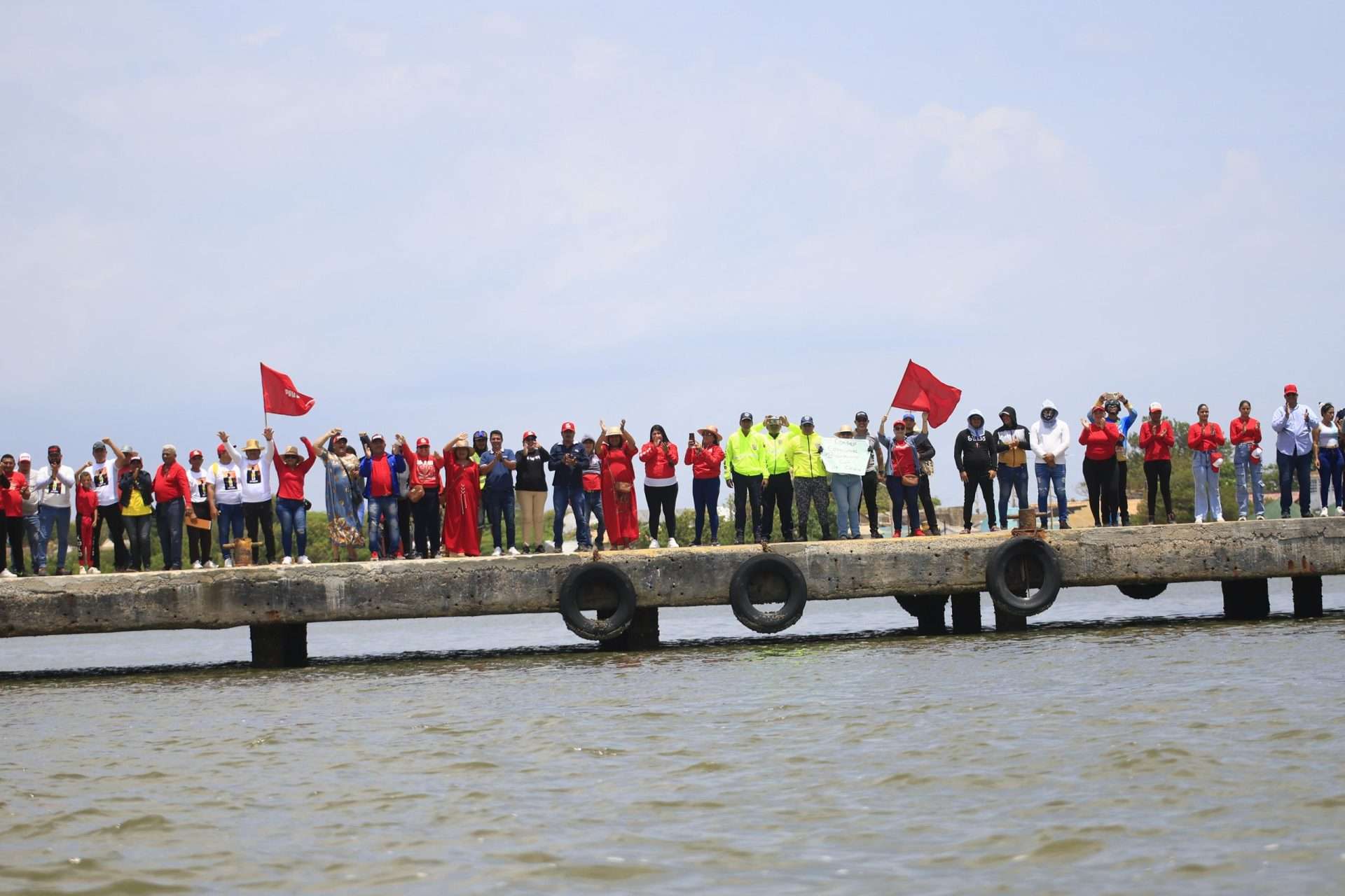 Ils construisent le ressort d'interconnexion du lac à Zulia
