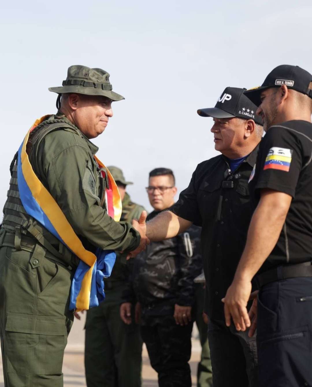 Le ministre Cabello a récompensé les héros de la première opération noire
