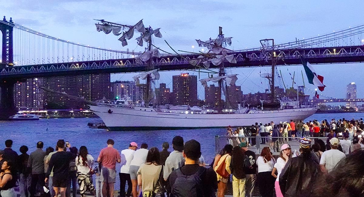 El buque Cuauhtémoc impactó el Puente de Brooklyn en Nueva York. Foto: EFE