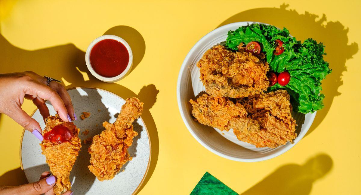La doble fritura ayuda a que el pollo frito sea más crujiente. Foto: Canva
