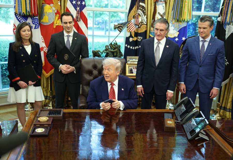 Trump menace Samsung, l'iPhone et d'autres téléphones portables avec plus de tarifs