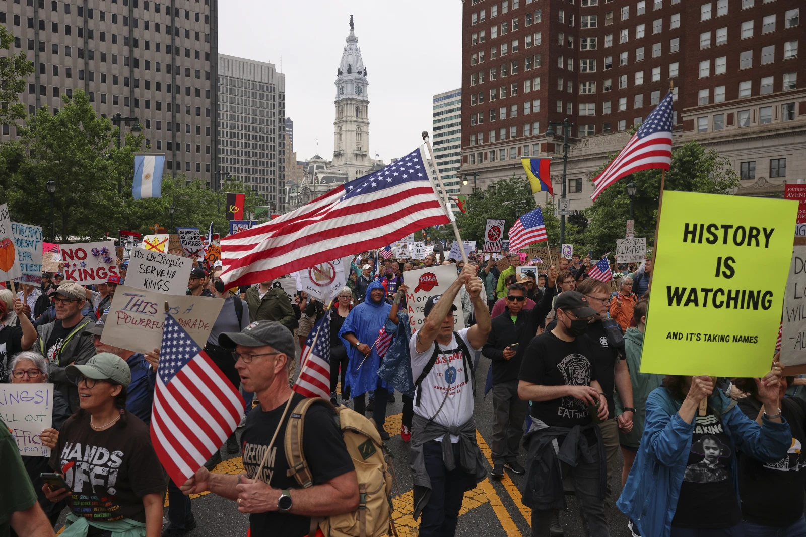 Les protestations contre le gouvernement de Trump rassemblent les rues des États-Unis