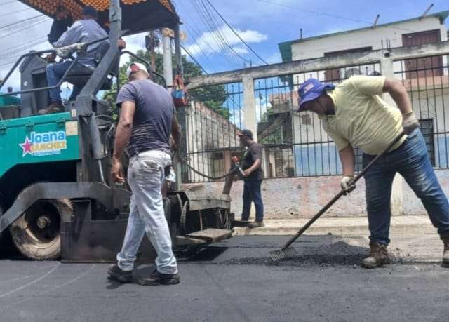 Ils exécutent un plan d'asphalting dans le secteur Ali Primera de Cagua