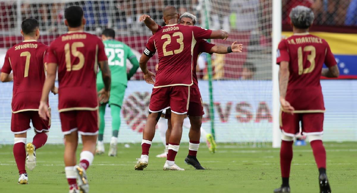 Salomón Rondón portó de la cinta de capitán y lideró al equipo hacia la victoria. Foto: EFE