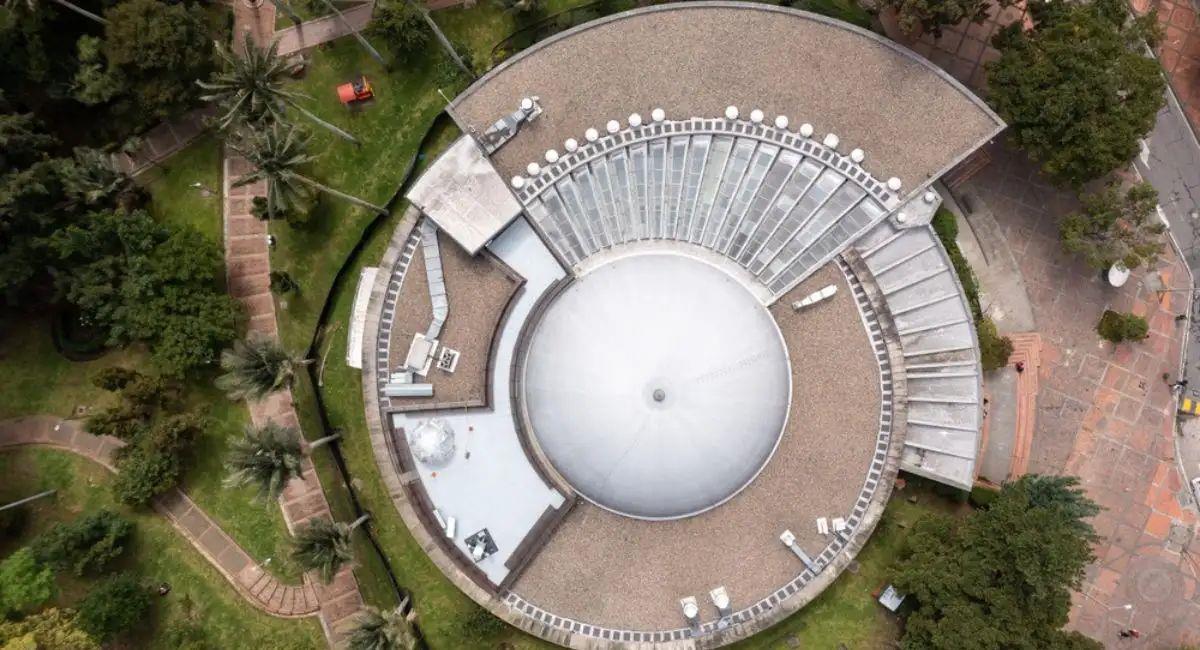 El Planetario de Bogotá extiende su jornada este 30 de agosto con actividades nocturnas. Foto: Shutterstock ErikAndrade