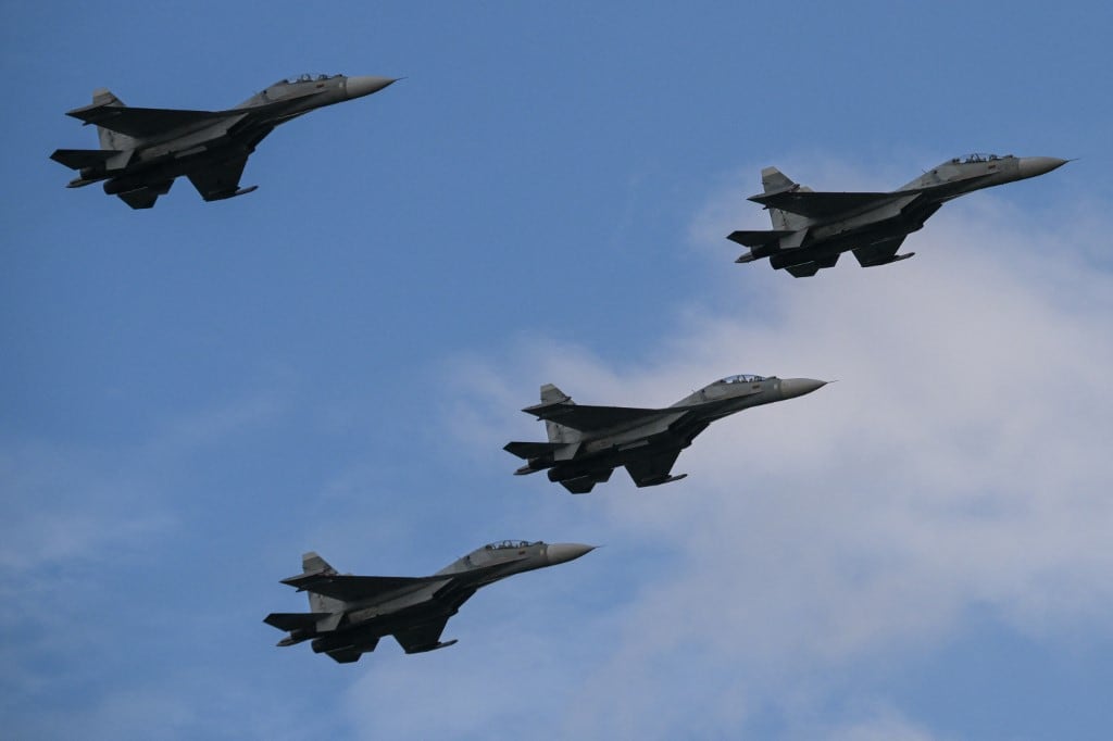 (Archives) Airplanes de combat multifonction Sukhoi Su-30MKV de la Vénézuélienne Air Force, de la fabrication russe, survivent à un défilé militaire pour célébrer le 211.º anniversaire de l'indépendance du Venezuela à Caracas le 5 juillet 2022. (Photo de Federico Parra / AFP)