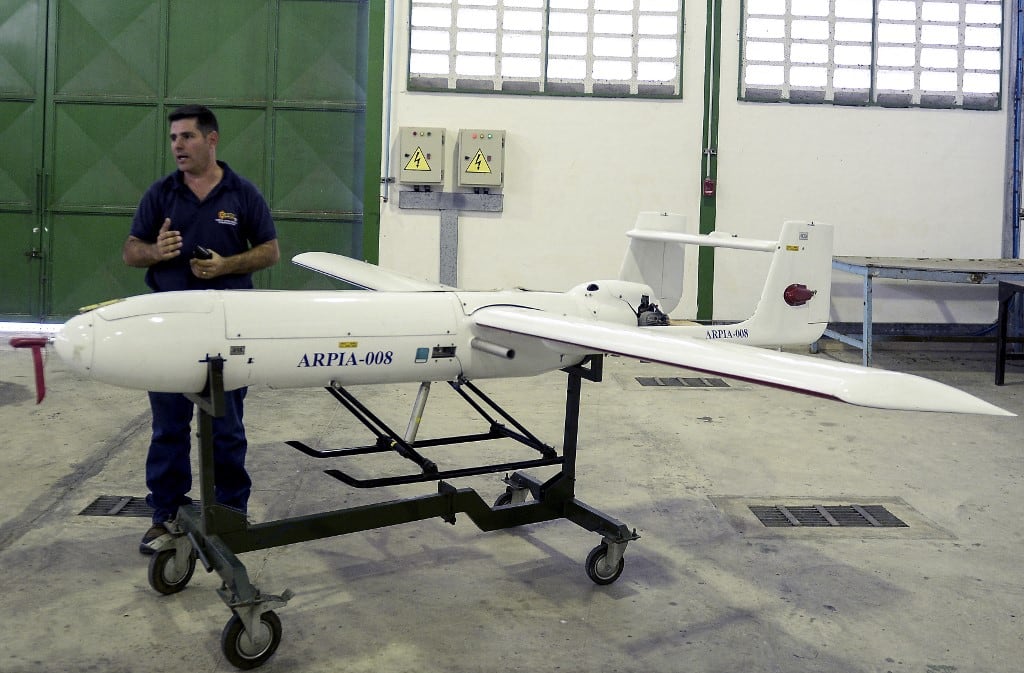 (Archives) Un pilote des forces armées nationales bolivariennes montre un drone dans l'usine militaire vénézuélienne Cavim à Maracay, Venezuela, le 8 mars 2016. (Photo de Federico Parra / AFP)