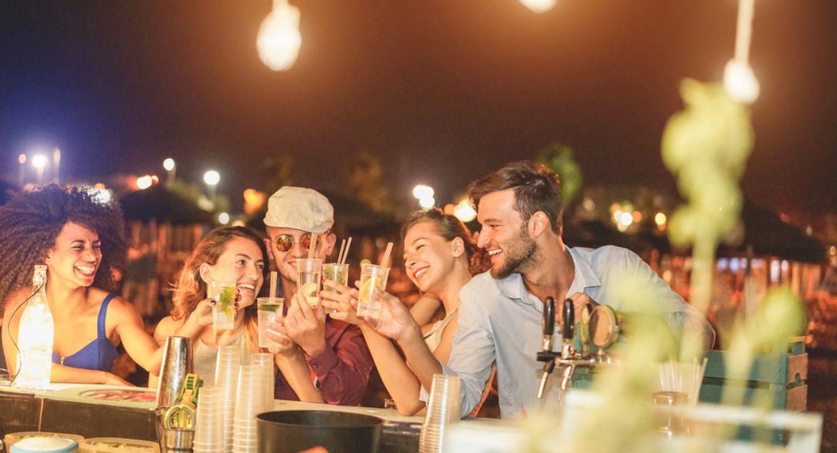 El artista Blessd cuenta con discoteca en Provenza. Lista de precios de las bebidas en Medallo Club. Foto: Shutterstock Tint Media