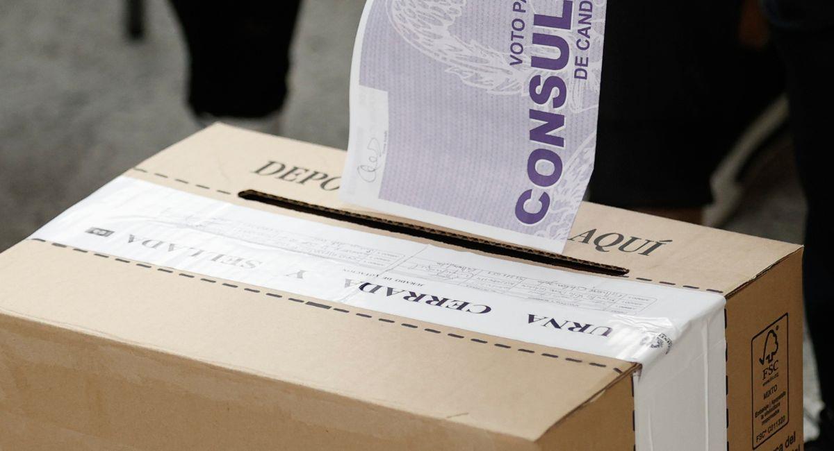 Disturbios y quema de material electoral en consulta del Pacto Histórico. Foto: EFE