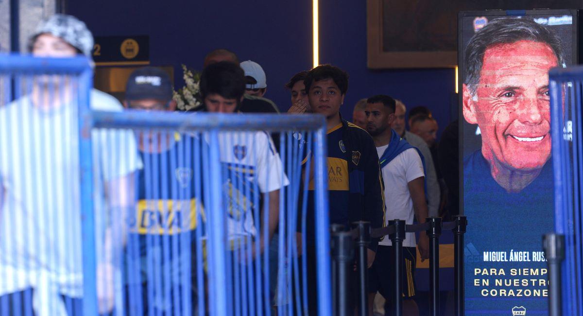 El velorio continuará, un par de horas más, este viernes 10 de octubre en el mítico predio de Ezeiza. Foto: EFE