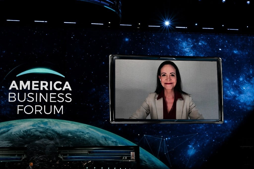 La Vénézuélienne María Corina Machado, lauréate du prix Nobel de la paix, s'exprime à distance lors de l'American Business Forum au Kaseya Center de Miami, le 5 novembre 2025. (Photo de CHANDAN KHANNA / AFP)