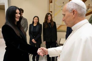 Laura Pausini donne une chanson inédite à Léon XIV