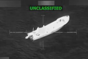 Les États-Unis ont attaqué deux fois le même bateau dans les Caraïbes pour tuer des survivants, selon les médias