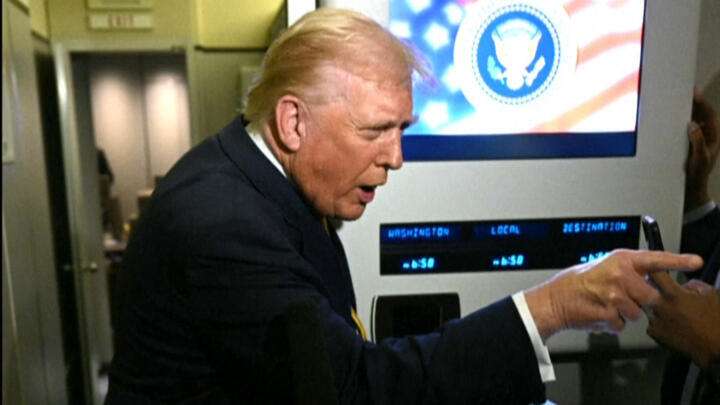 "Tais-toi petit cochon" : l'insulte de Trump à un journaliste qui l'interrogeait sur l'affaire Epstein