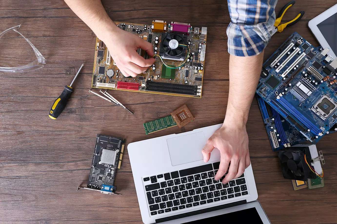 Un jeune homme a dénoncé un technicien pour ordinateur portable manquant