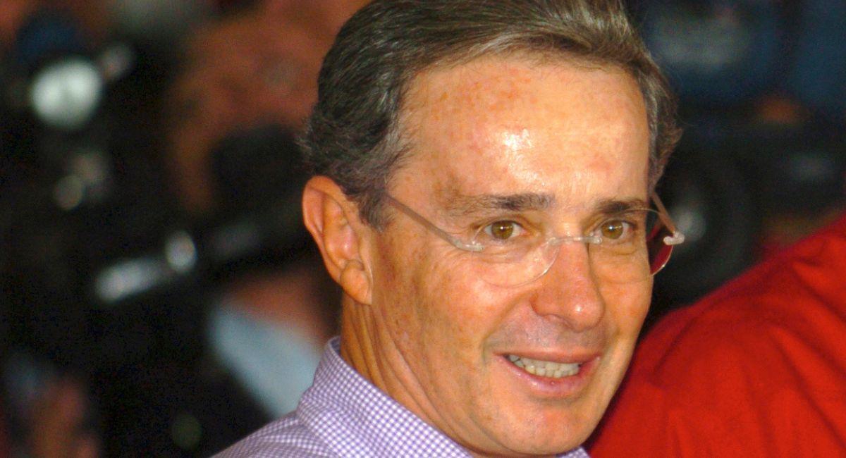 joue oui et non avec les accusations contre l'ancien président Álvaro Uribe