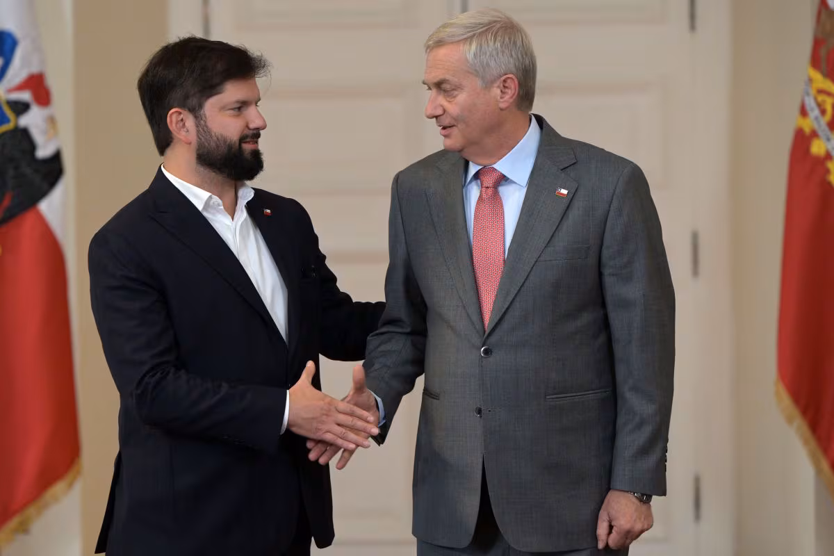 Le président du Chili, Gabriel Boric, serre la main du président élu du Chili, José Antonio Kast, au palais présidentiel de La Moneda, à Santiago. Photo: Rodrigo Arangua / AFP