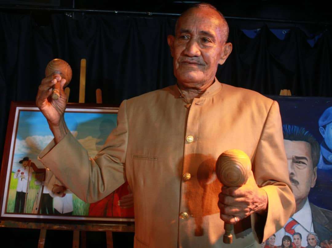 À l'âge de 86 ans, le professeur Enemecio Sánchez, « El Gabán Tacateño », est décédé