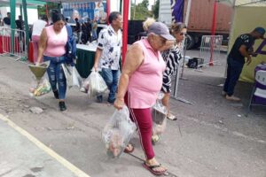 Guarenas a reçu le marché en plein air « Las Hallacas con Nicolás »