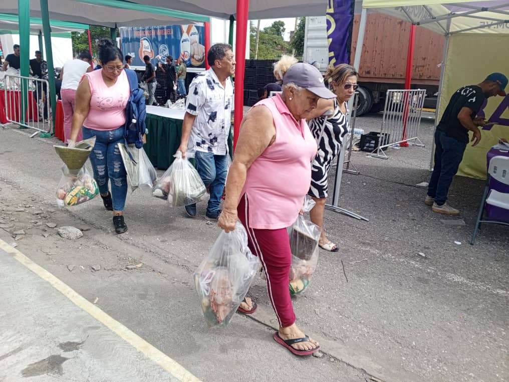 Guarenas a reçu le marché en plein air « Las Hallacas con Nicolás »