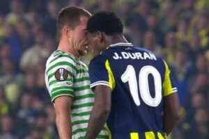 Jhon Durán, coup de tête à un rival, carton rouge et polémique totale en Ligue Europa