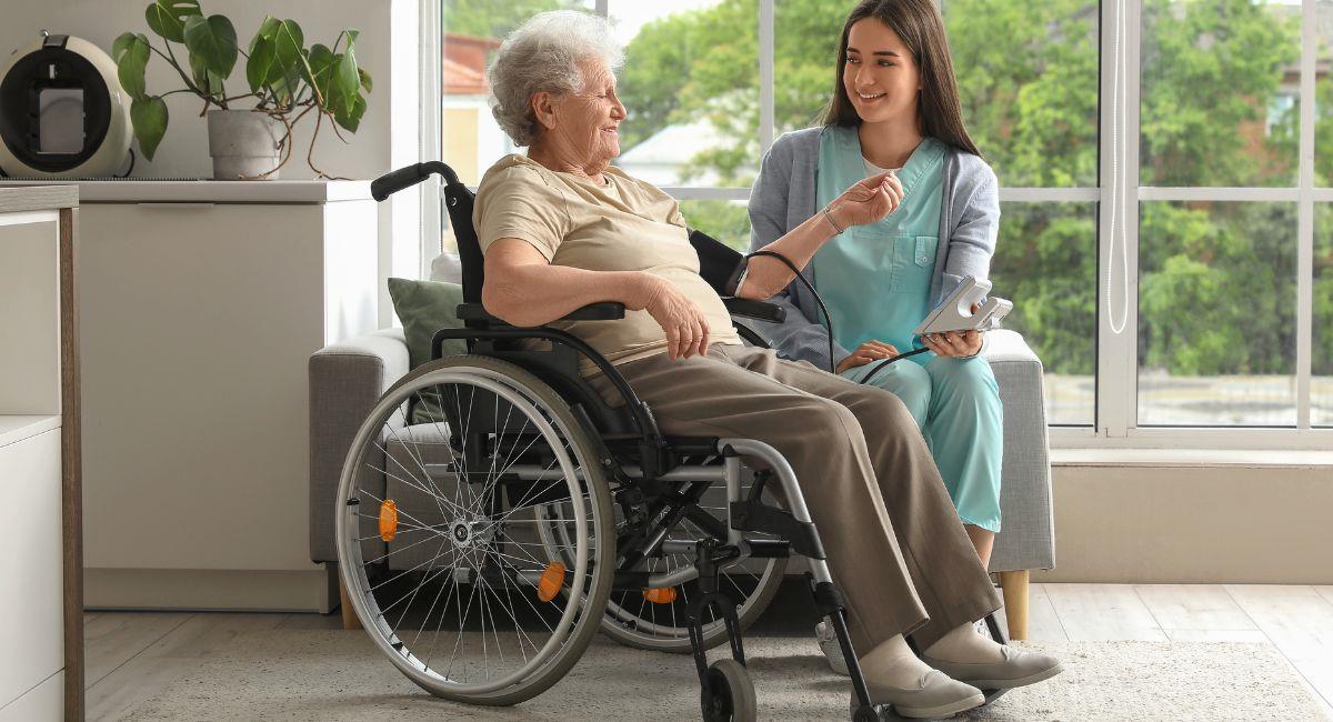 Las EPS deberán encargarse de suministrar cuidadores a familias de pacientes que no pueden pagarlos. Foto: Shutterstock